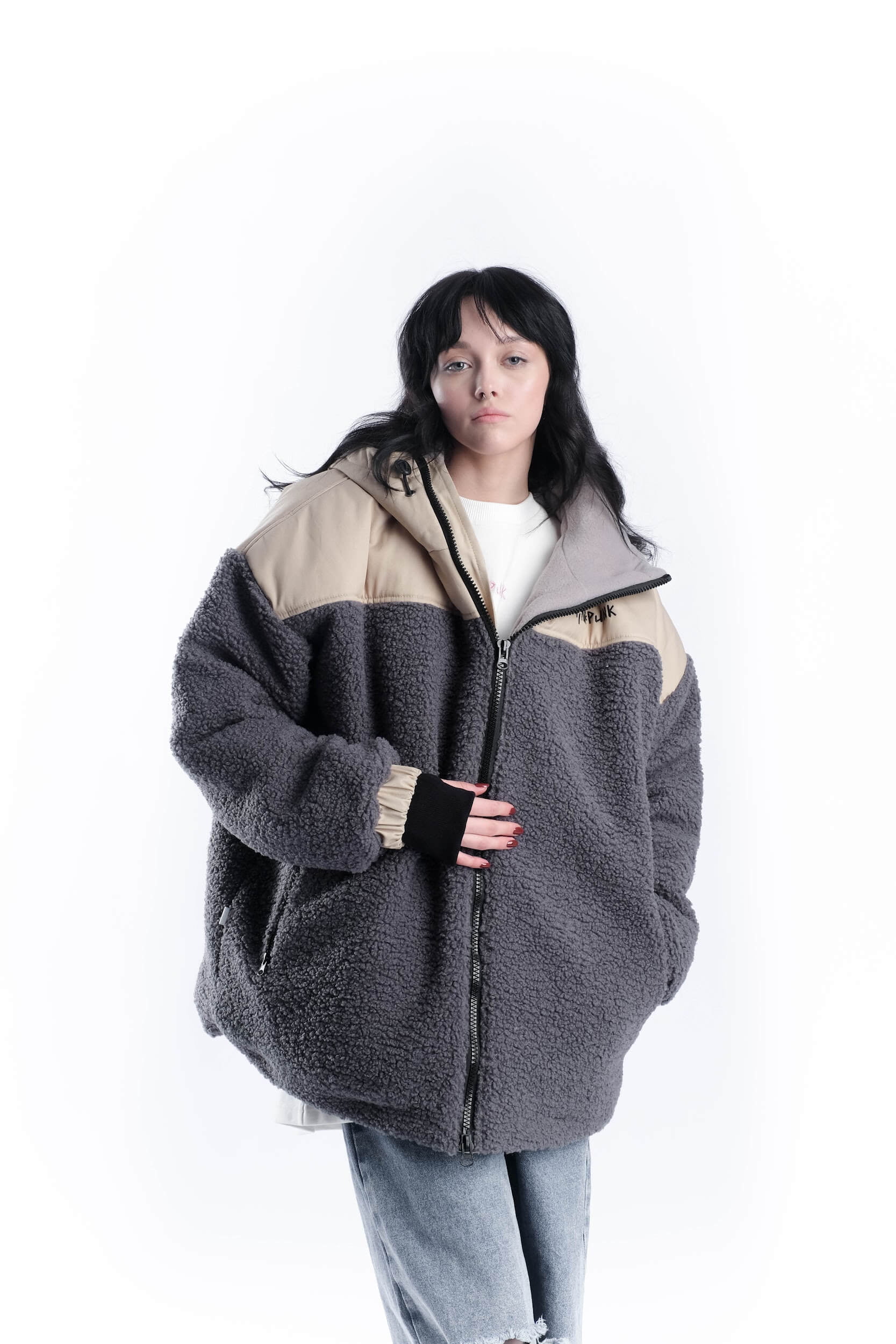 <p>Эта теплая зимняя куртка из барашка - идеальное решение для уютного и стильного зимнего сезона. Изготовленная из высококачественной ткани, она предоставляет непревзойденную защиту от холодного ветра и низких температур. Мягкий и пушистый барашек создает приятное ощущение тепла и комфорта, а также добавляет роскошный вид куртке.</p>