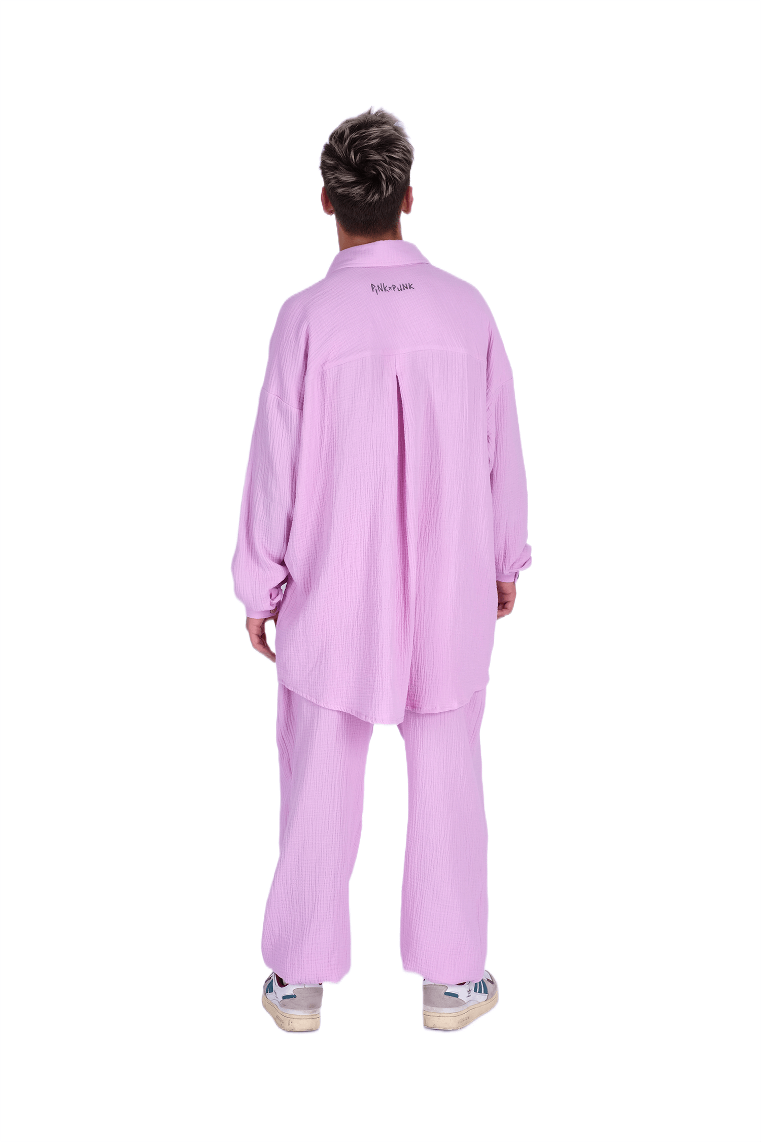 <p>Этот розовый муслиновый летний костюм - это истинное воплощение летней легкости и стиля. Изготовленный из нежного муслина, он обеспечивает максимальный комфорт и свободу движения в жаркие дни. Сочетание яркого розового цвета и легкой ткани создает свежий и веселый образ для жаркого сезона. Этот костюм - идеальный выбор для пляжных прогулок, летних вечеринок и отдыха на природе.</p>